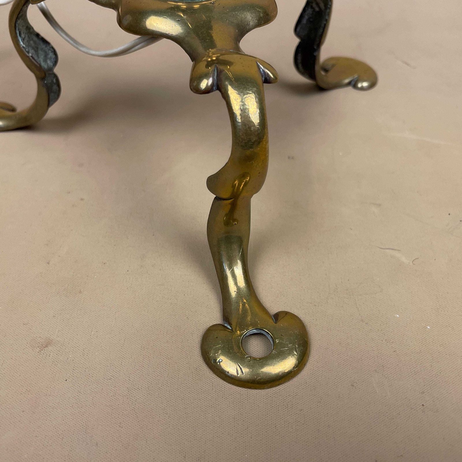 Pullman Brass Table Lamp Tripod 3 Feet Base Antique Metal Gold Light Brass Bedside Side Arts & Crafts Triangle Base Vintage Stamped Telac photo vinterior