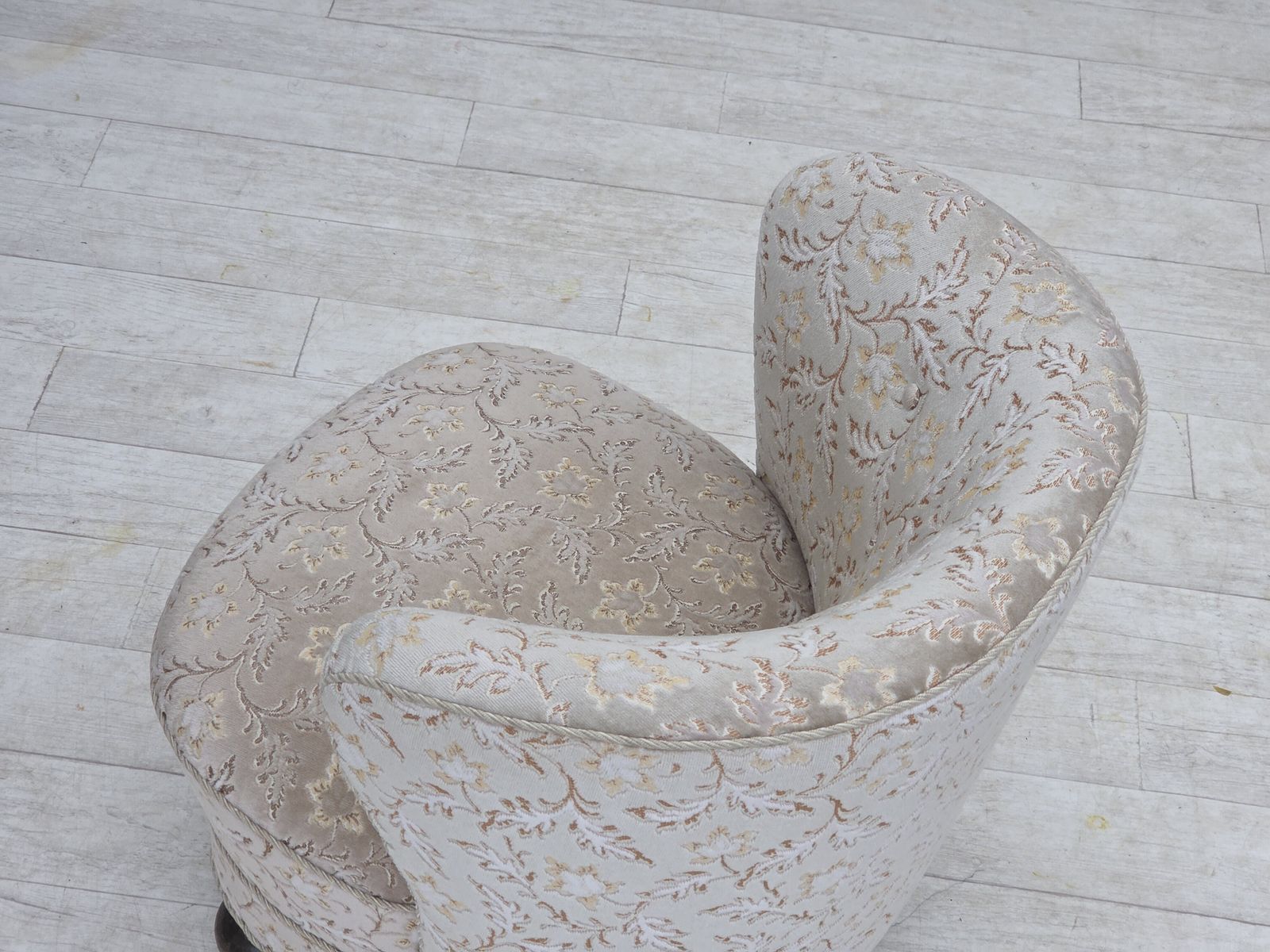 photo vinterior 1970s, Danish Curved Armchair, Original Light Green/Gray Furniture Velour.