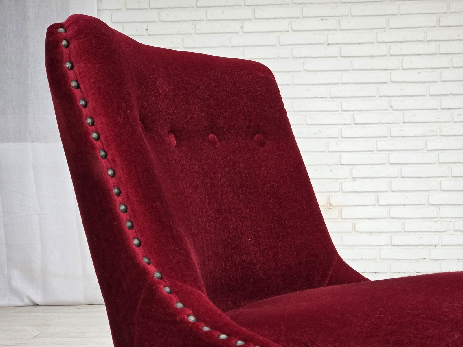 Ca. Jaren 1960, Deense Fauteuil, Rood Meubelvelours, Beukenhouten Poten. photo 690.0