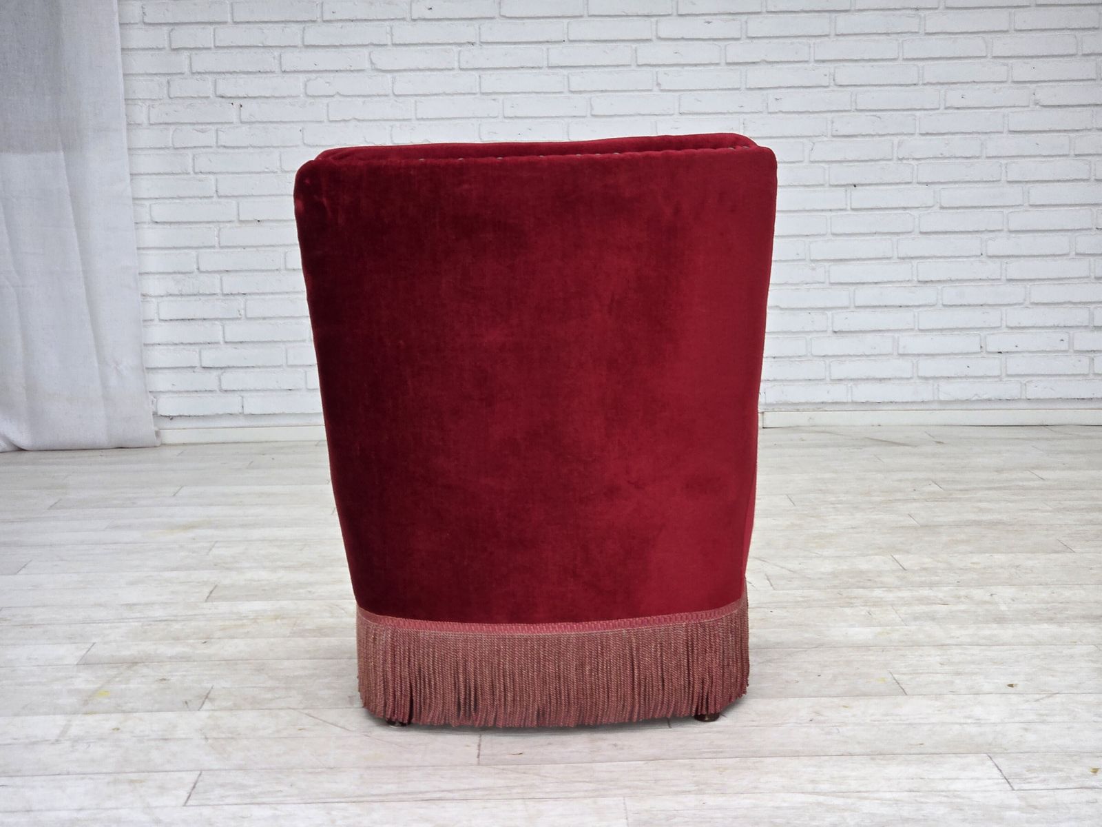 690.0 Ca. Jaren 1960, Deense Fauteuil, Rood Meubelvelours, Beukenhouten Poten. photo