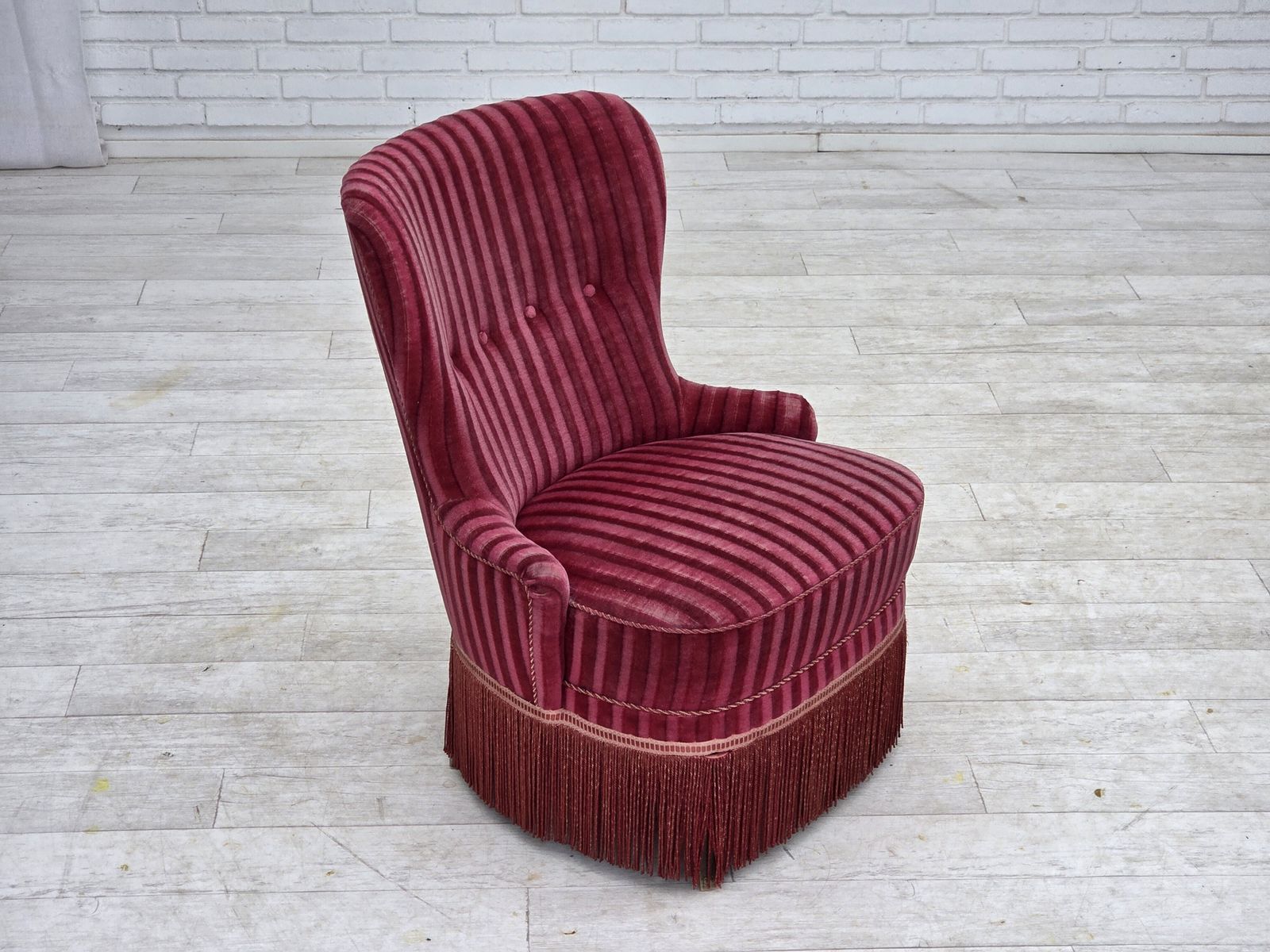 Ca. Jaren 1960, Deense Fauteuil, Gestreept Rood Meubelvelours. photo furniture