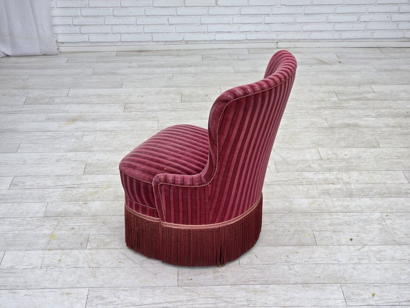 690.0 Ca. Jaren 1960, Deense Fauteuil, Gestreept Rood Meubelvelours. photo