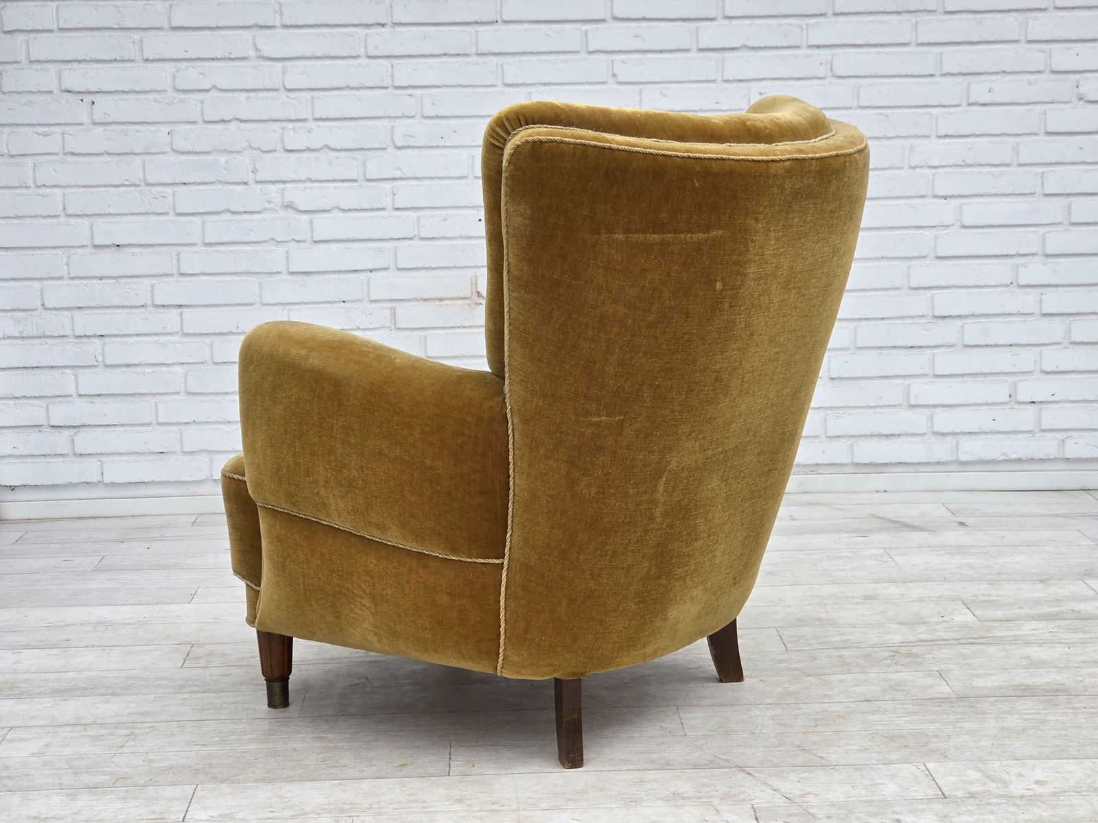 photo vintage 1960s, Danish Relax Chair, Original Honey Yellow Furniture Velour.