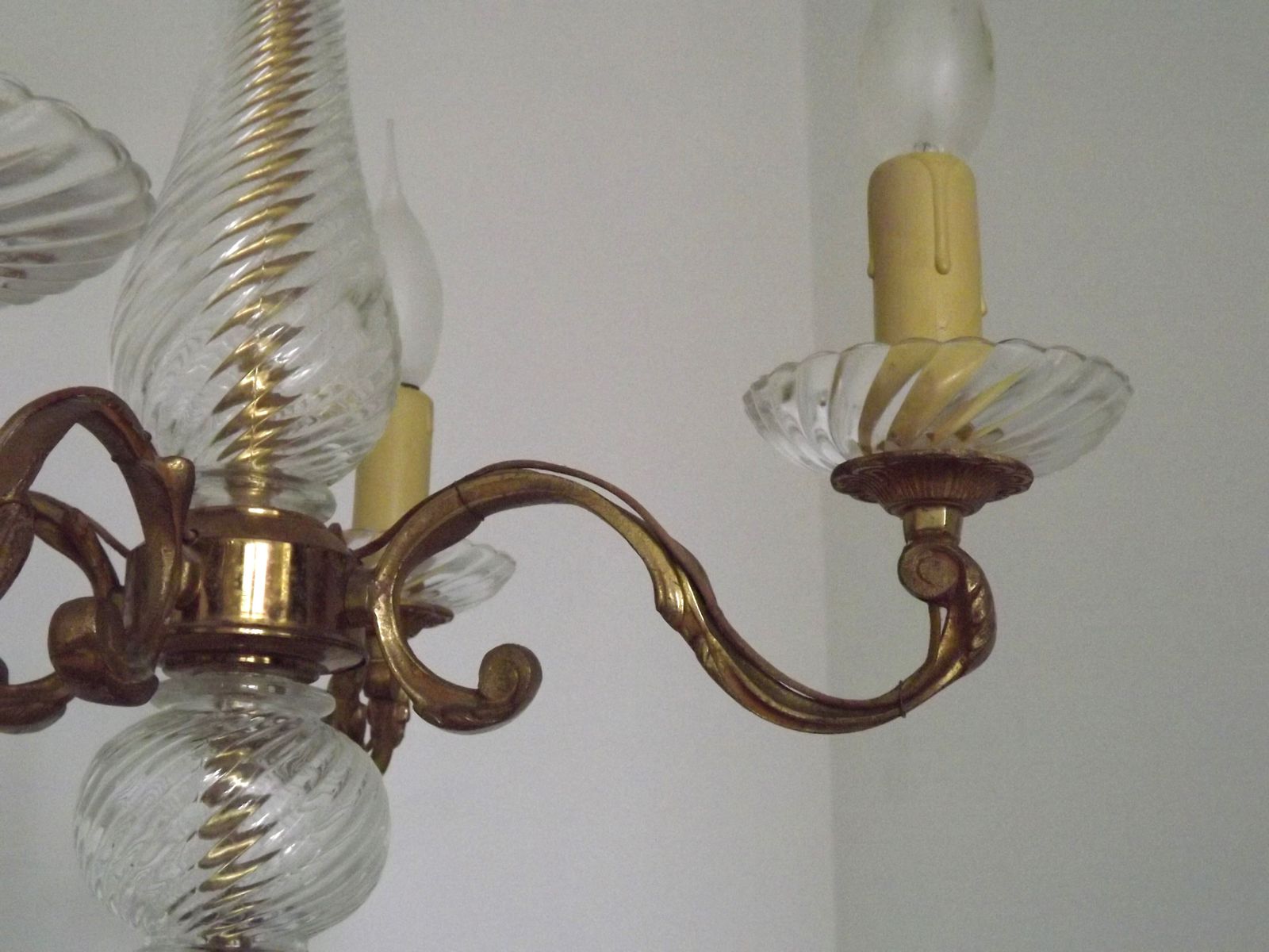 photo furniture Franse mid-century bronzen kroonluchter met geslepen glas en fleur-de-lys detail – 4 lichtpunten