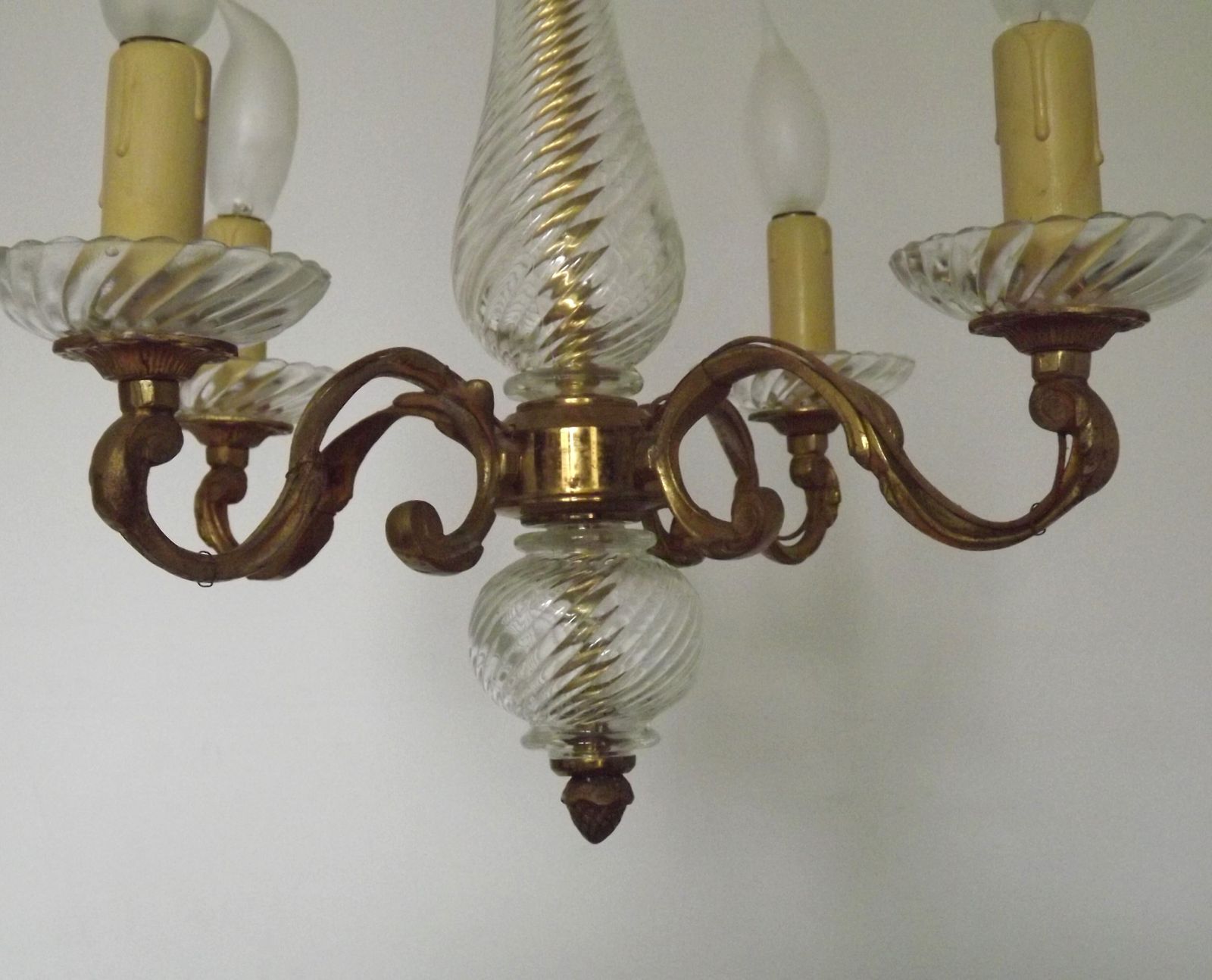 photo for sale Franse mid-century bronzen kroonluchter met geslepen glas en fleur-de-lys detail – 4 lichtpunten