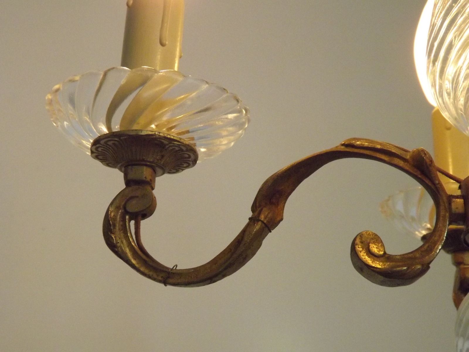 225.0 Franse mid-century bronzen kroonluchter met geslepen glas en fleur-de-lys detail – 4 lichtpunten photo