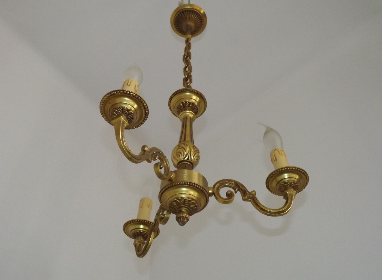 Franse Mid-Century bronzen kroonluchter met 3 lichtpunten, traditionele stijl photo furniture