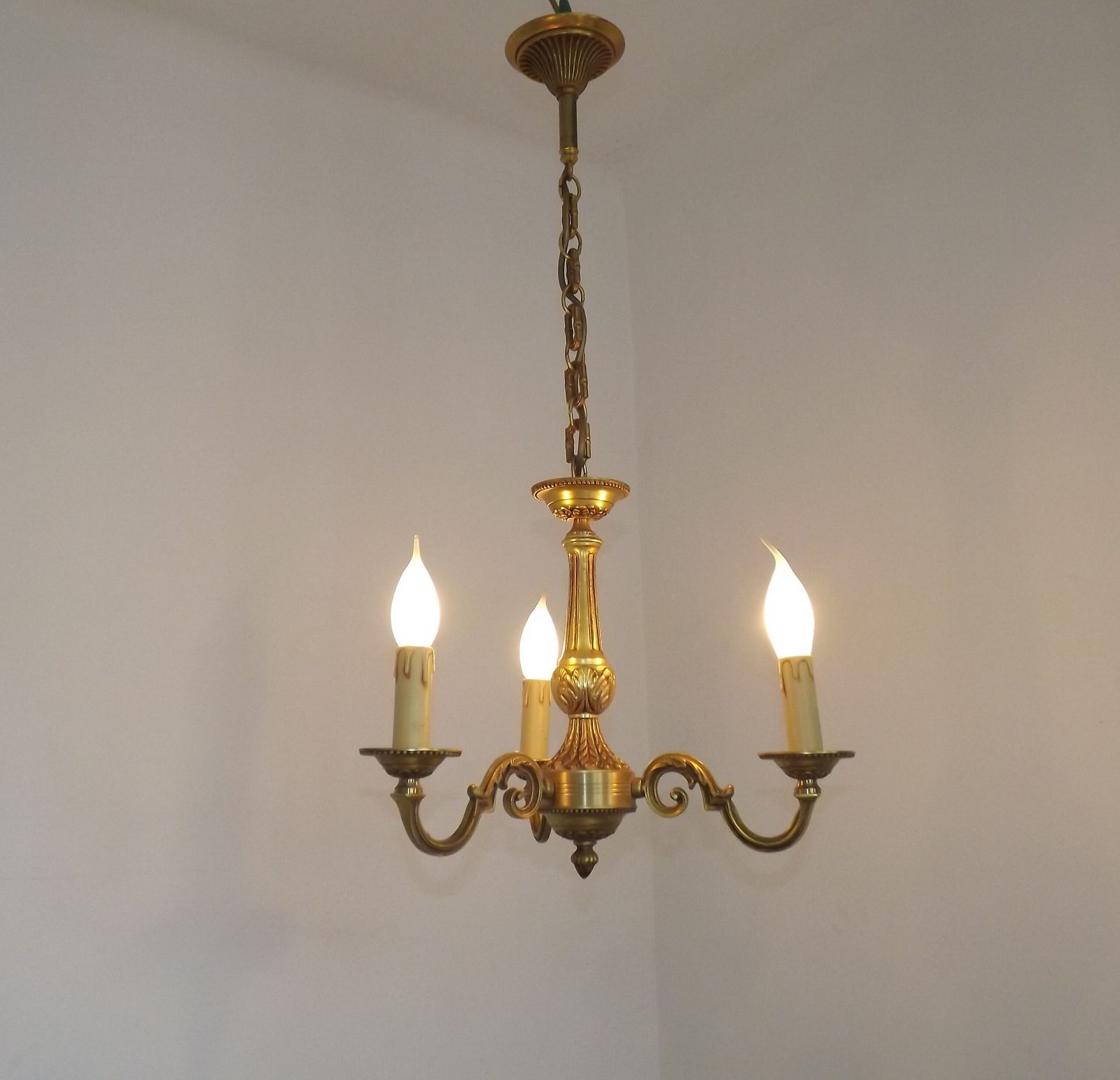 Franse Mid-Century bronzen kroonluchter met 3 lichtpunten, traditionele stijl photo Verlichting