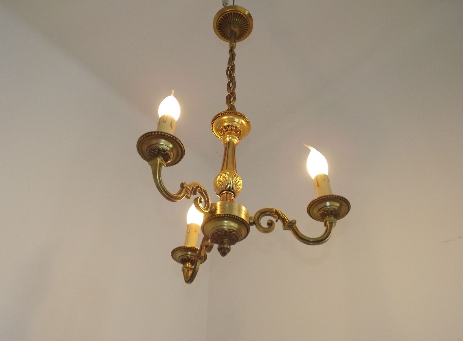 Franse Mid-Century bronzen kroonluchter met 3 lichtpunten, traditionele stijl photo for sale