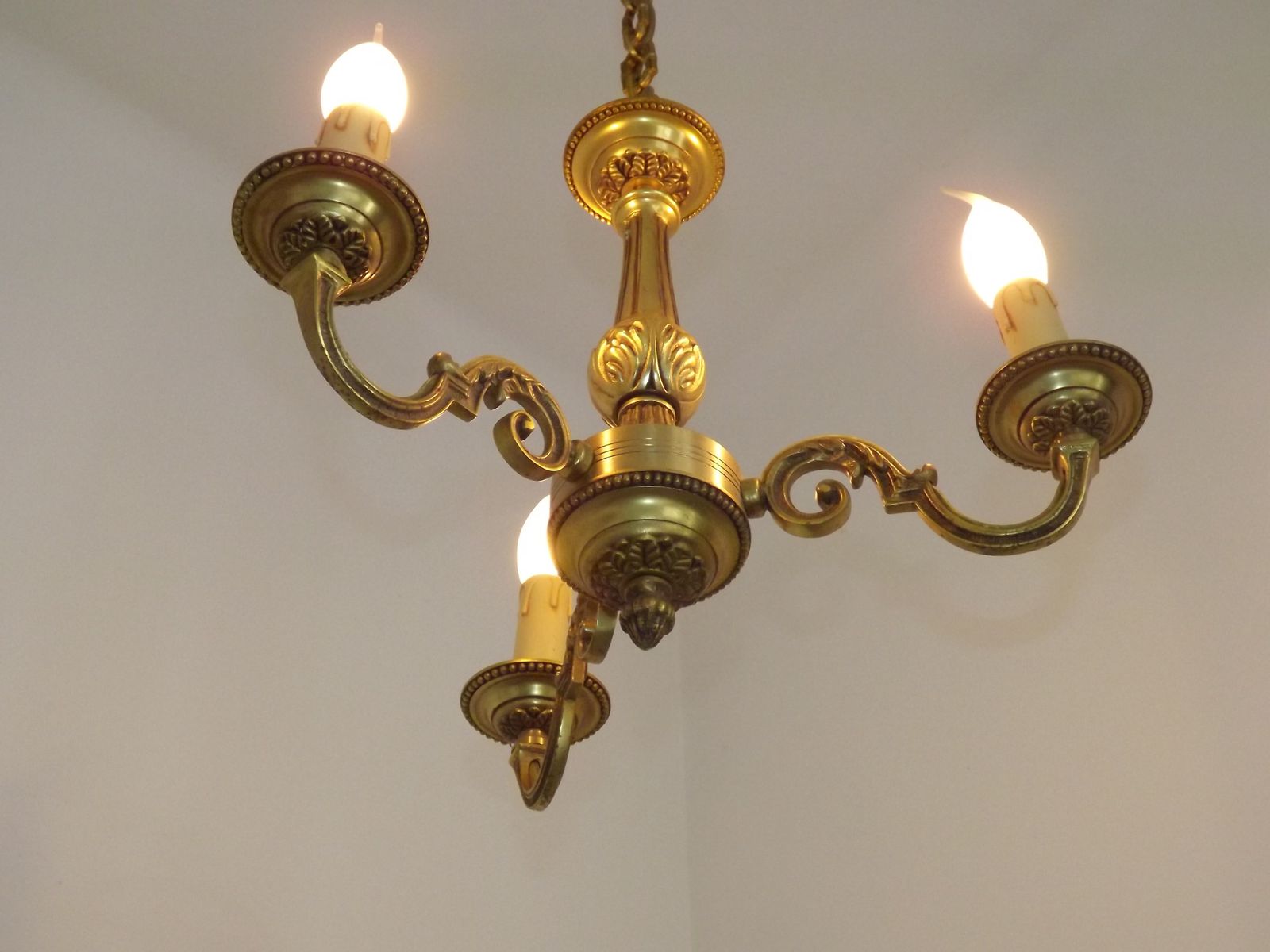 photo vinterior Franse Mid-Century bronzen kroonluchter met 3 lichtpunten, traditionele stijl