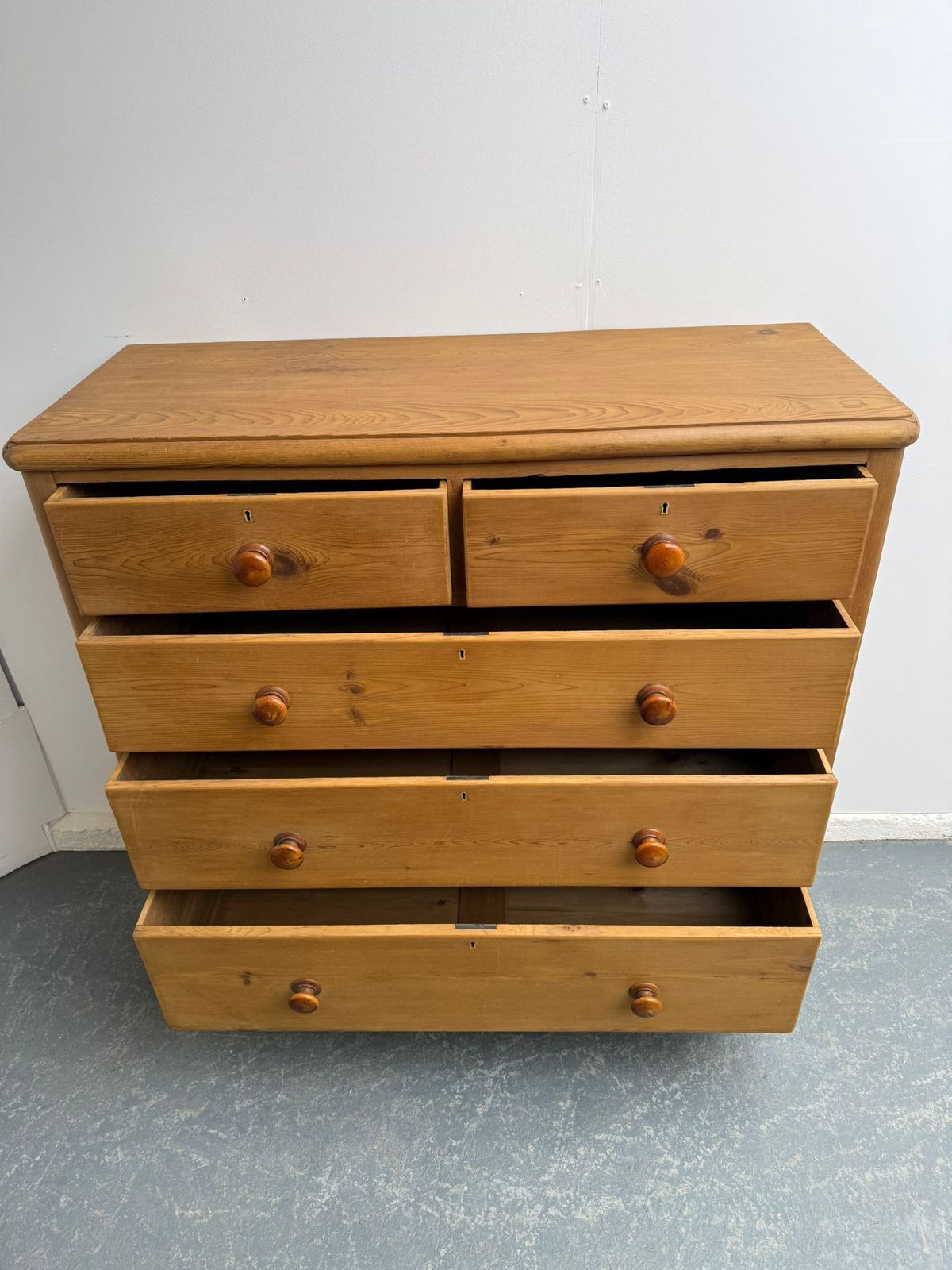 photo furniture A Very Large Classic English Antique Pine 5 Drawer Waxed Chest Of Drawers