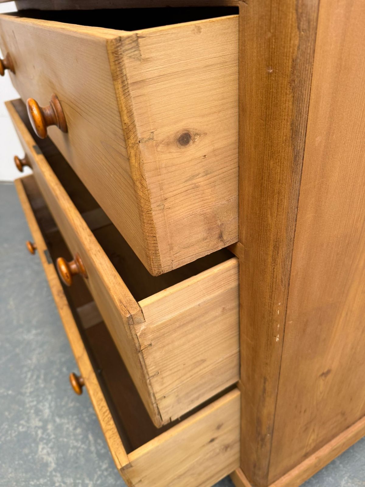 photo vintage A Very Large Classic English Antique Pine 5 Drawer Waxed Chest Of Drawers