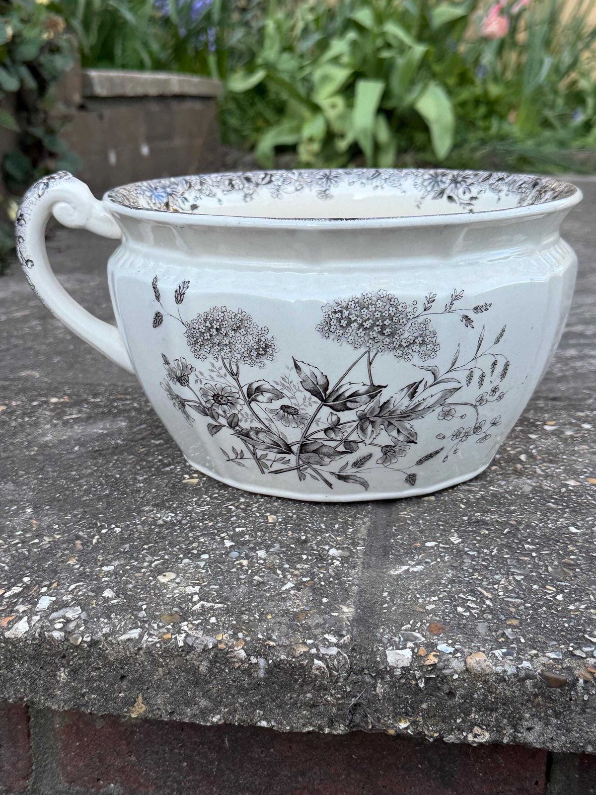 photo vintage Vintage English Chamber Pot / Planter – K And Co Meadow Sweet Transferware – Black & White Floral Ceramic Jardinière