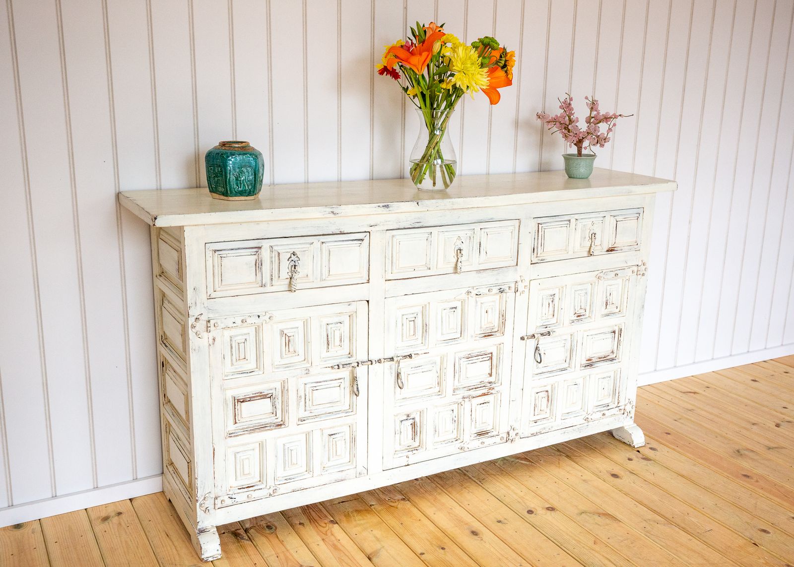 photo vintage Spanish Sideboard Oak Iron Painted Baroque Tuscan Credenza Early 20th Century Brutalist Catalan Geometric Media Uni.T Credenza Buffet
