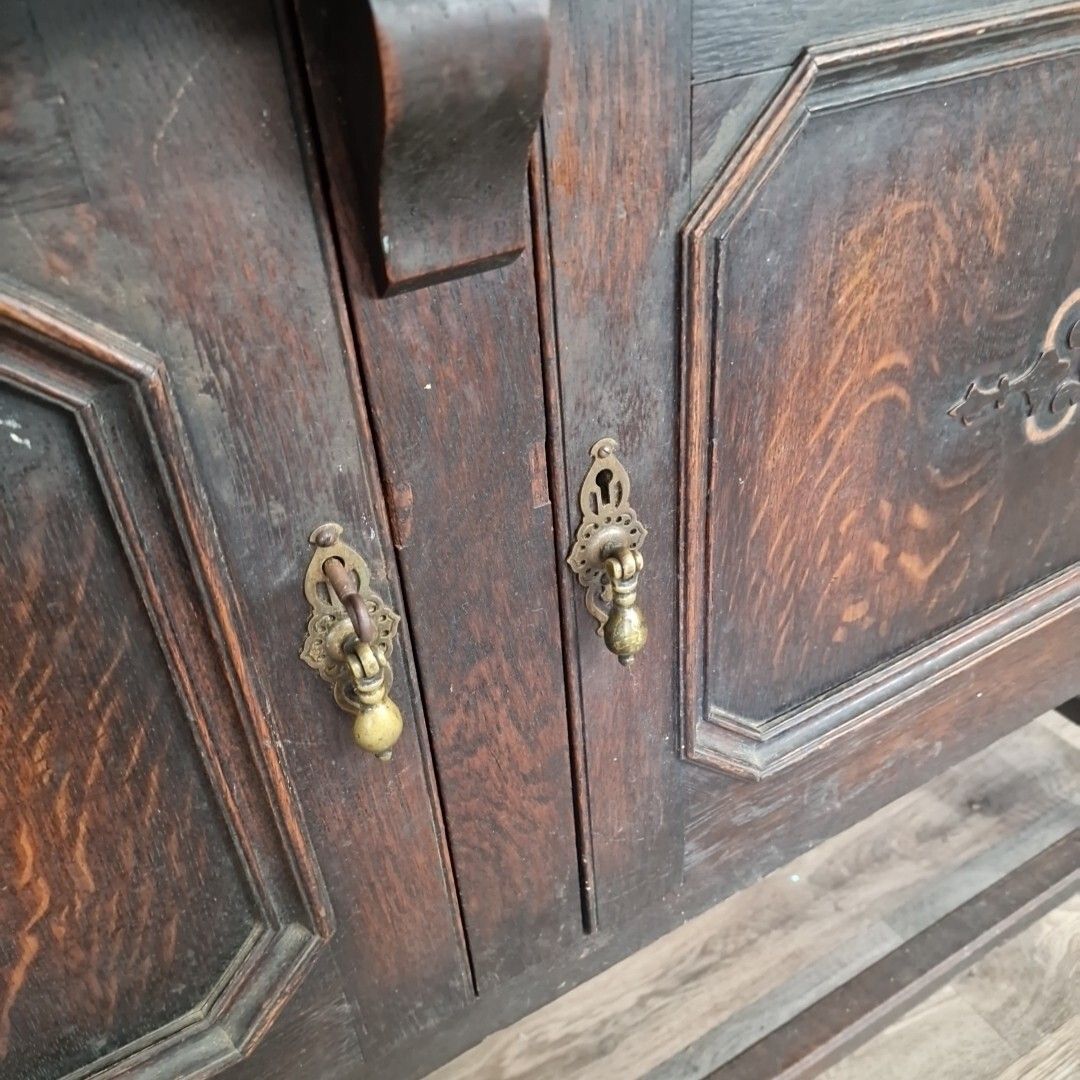 photo vinterior Antique Carved Court Cupboard Wood Barley Twist Oak Buffet Cabinet Sideboard