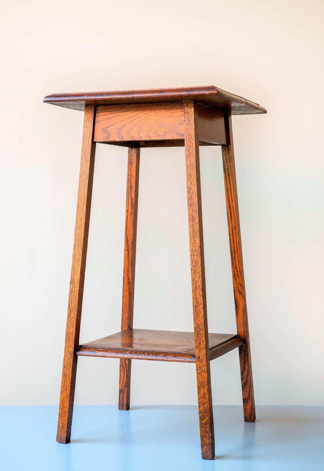 Art Deco Bijzettafel   Massief Eiken Plantentafel Met Twee Niveaus   Hoge Vintage Nederlandse Accenttafel photo buy