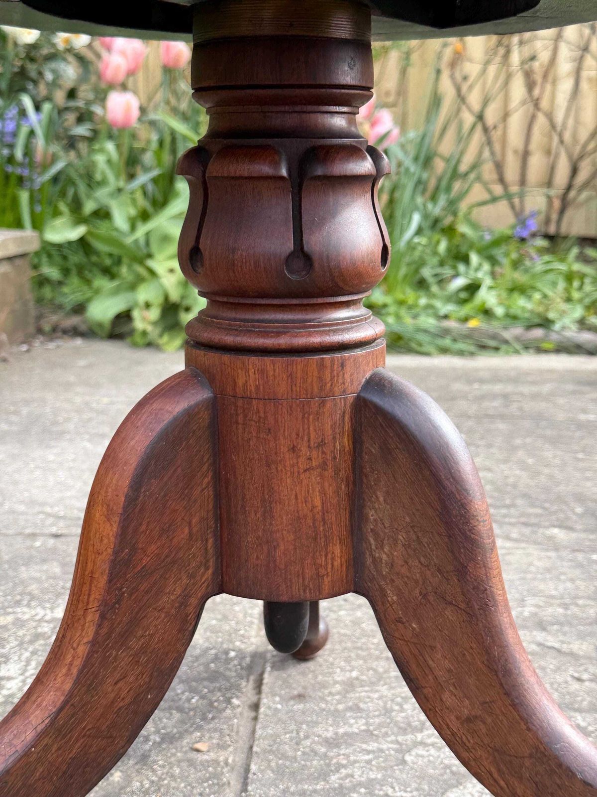 photo vintage Antique Victorian Piano Stool Carved Walnut Adjustable Seat Yellwo Striped Floral Upholstery