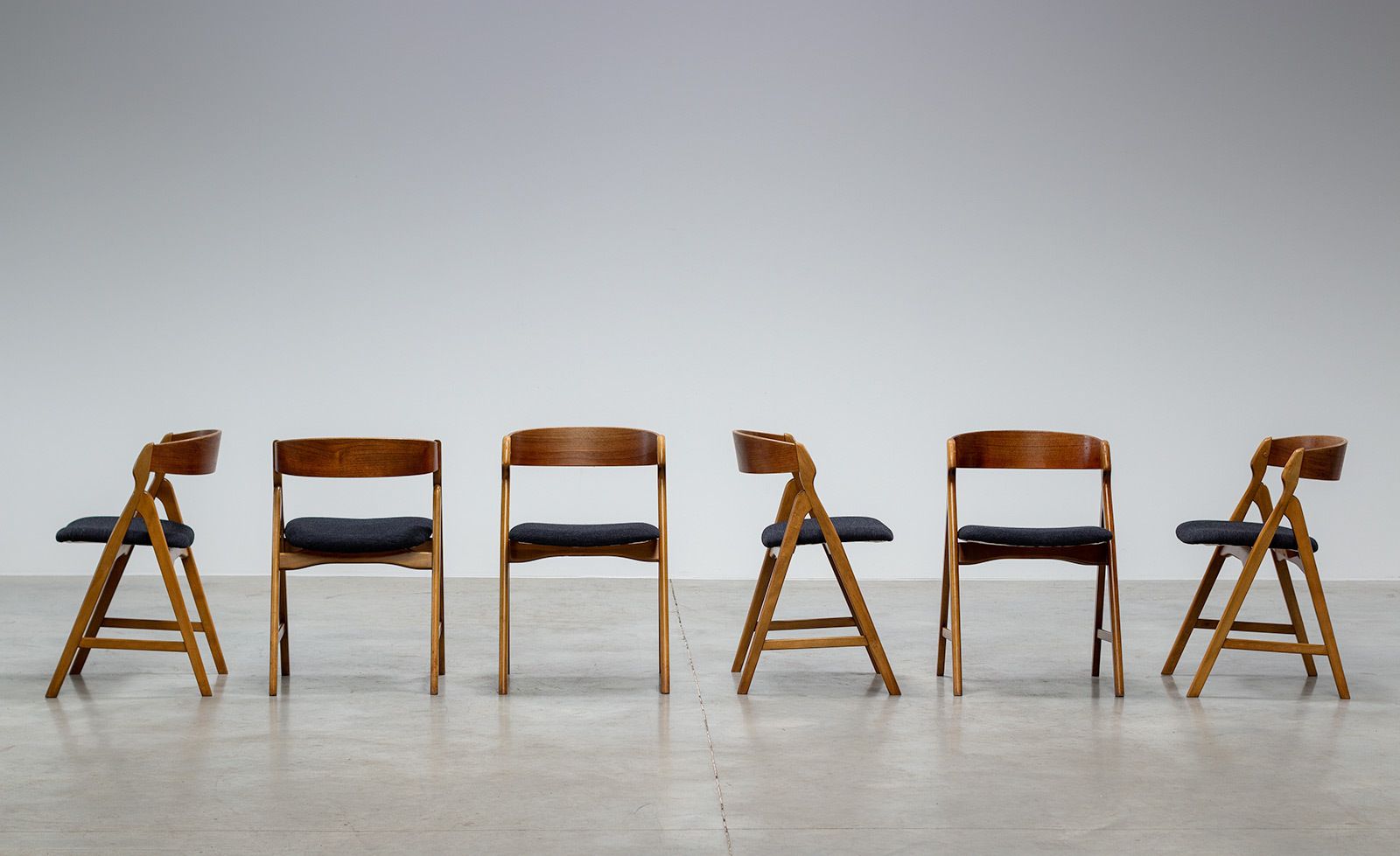 photo furniture Henning Kjaernulf Model 71 Set Of 6 Dining Chairs In Teak
