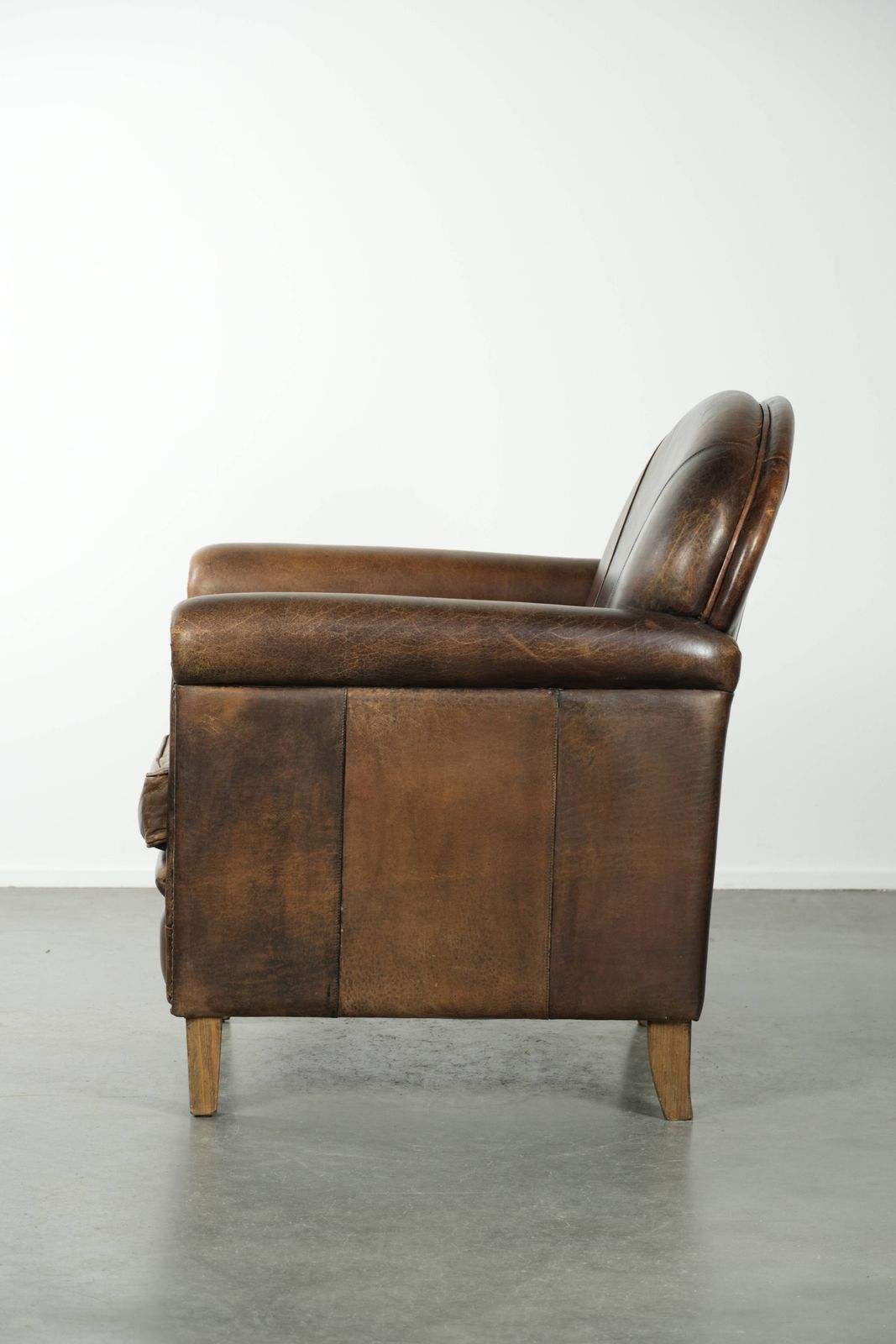 Tijdloze Schapenleren Fauteuil Met Mooie Patina photo Meubels