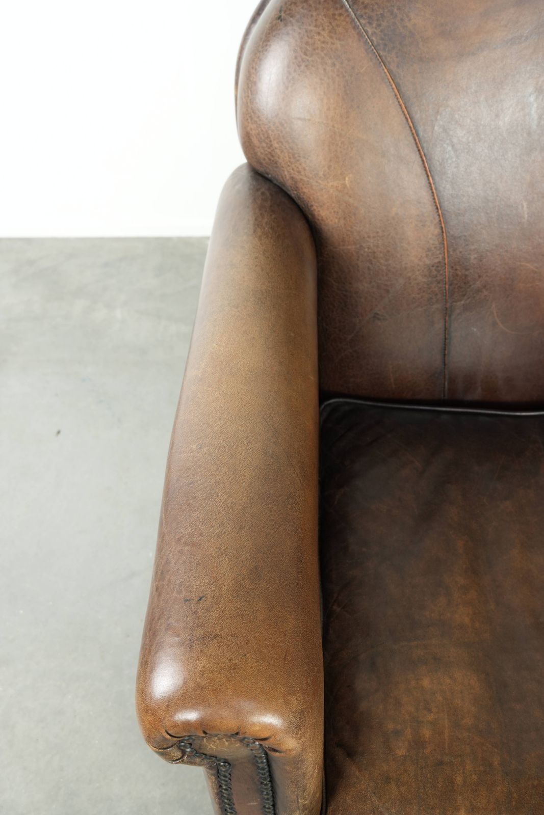 Tijdloze Fauteuil Van Schapenleer Met Karaktervolle Patina photo buy