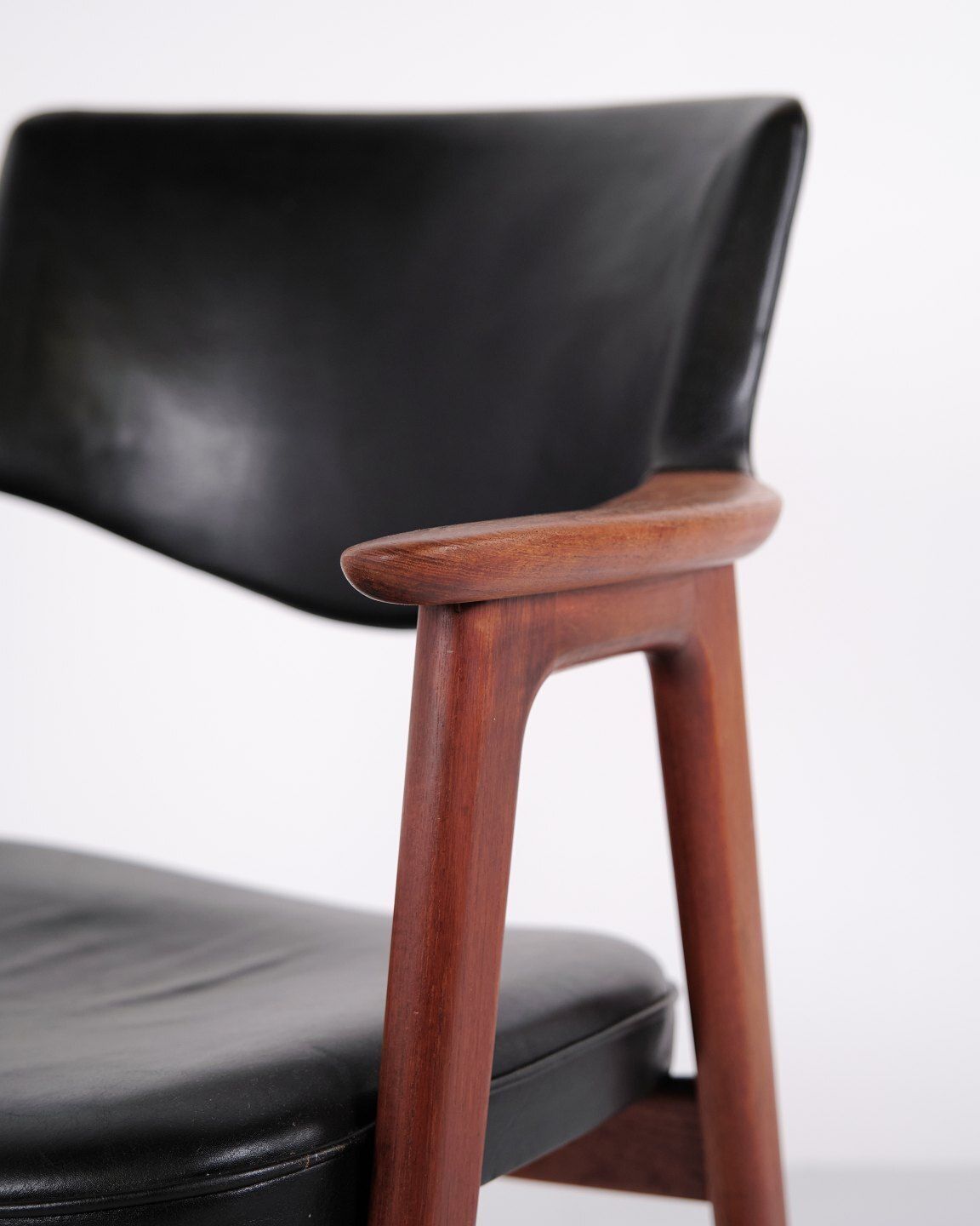 Erik Kirkegaard Armchair Model 43 In Teak And Black Leather, Høng Stolefabrik, 1950s photo vinterior