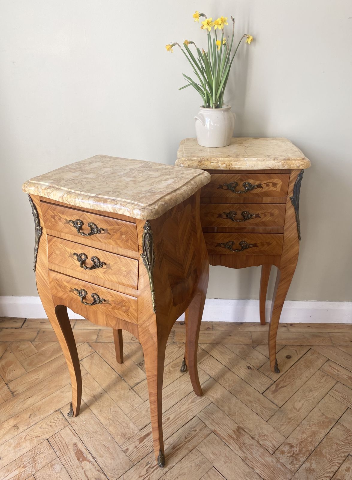 photo vintage Pair Of French Louis XVI Bedside Tables With Marble Tops