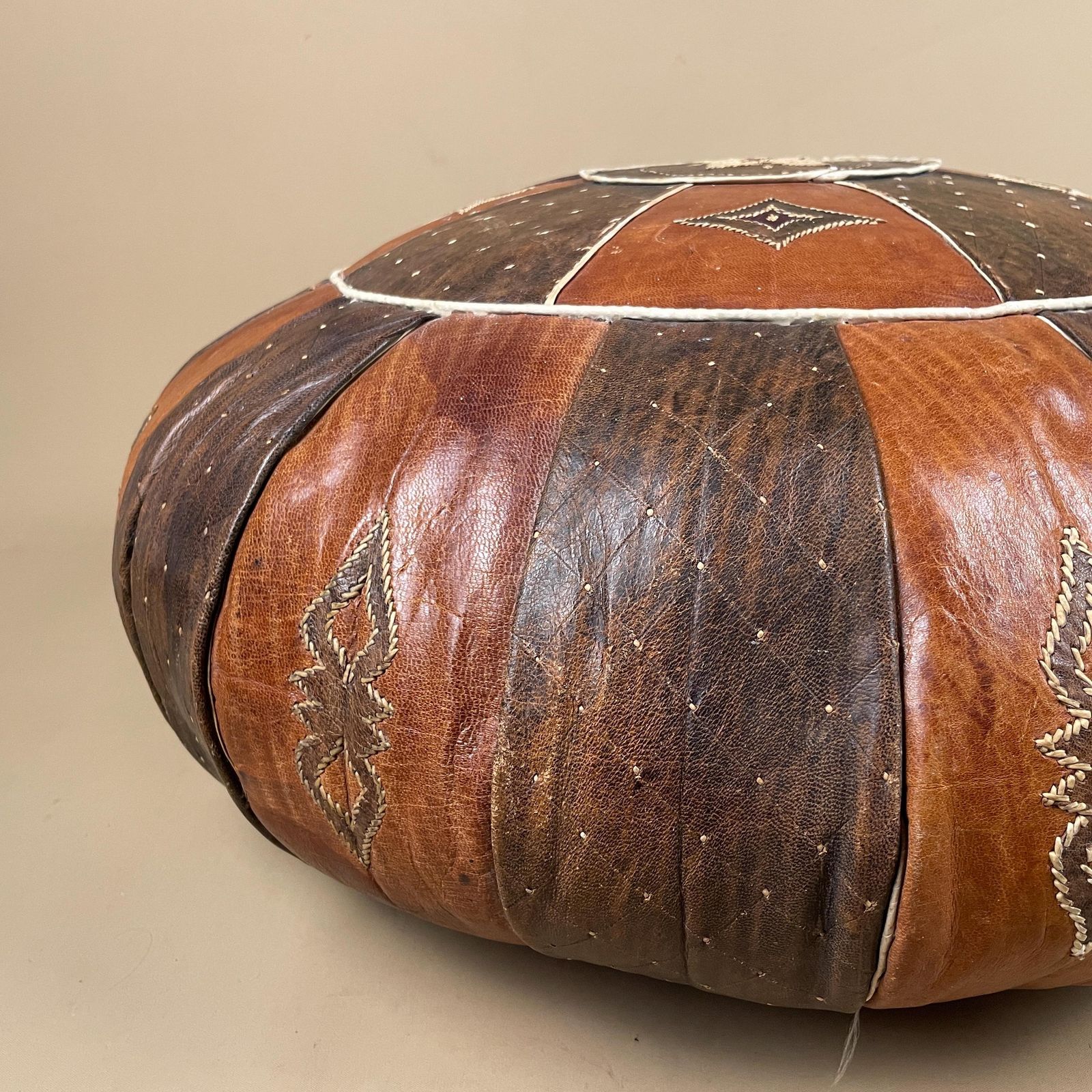 Moroccan Leather Pouf Ottoman Patchwork Round Vintage Boho Floor Seat Brown Geometric Pattern Handmade photo vinterior