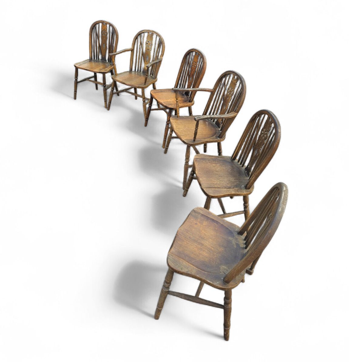 photo vintage A Bit Wearthered Windsor Wheelback Dining Set (7) By The Oirschotse Meubelindustrie 1950s
