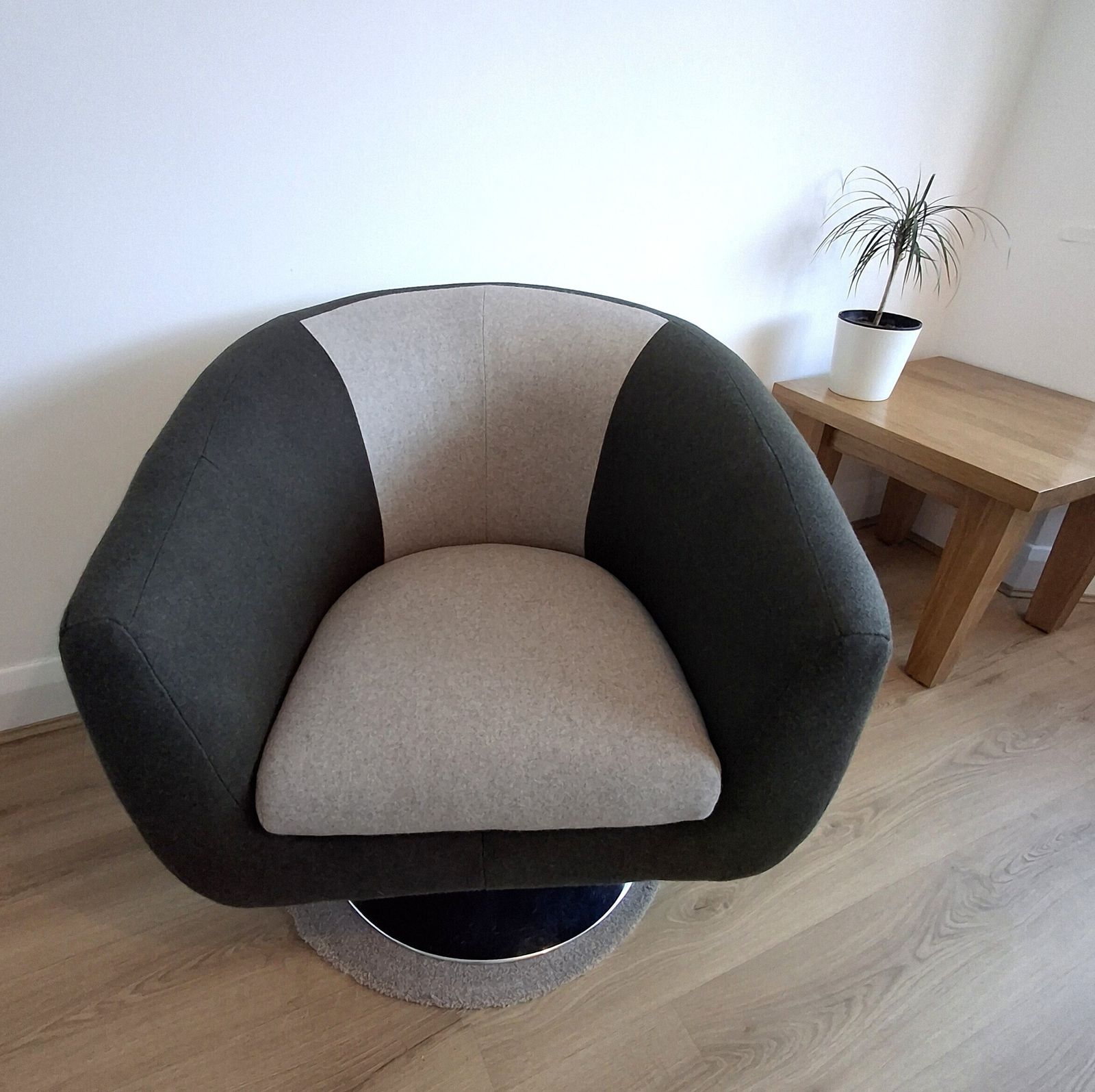 Swivel Tub Chair With 100% Wool Upholstery