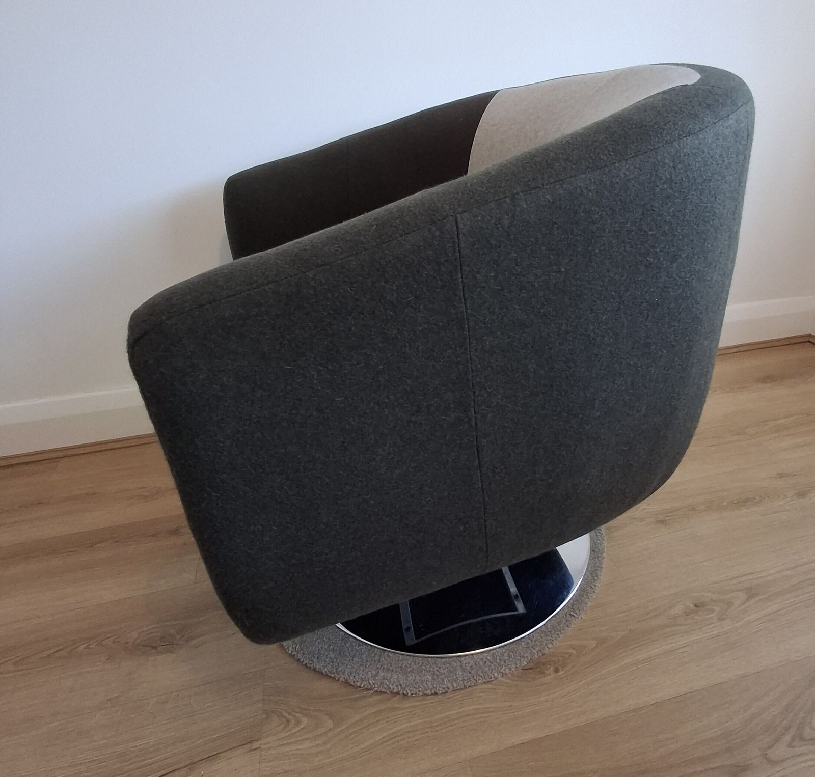 Swivel Tub Chair With 100% Wool Upholstery photo 320.0