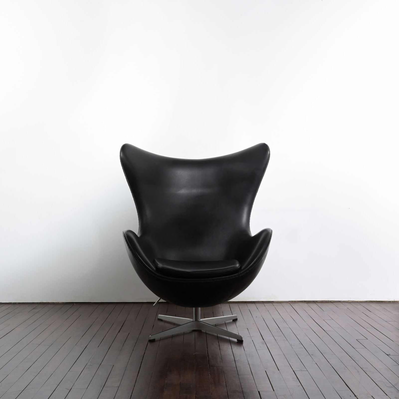 Egg Chair With 4 Star Based Polished Aluminium Base And Adjustable Tilt Mechanism Deigned By Arne Jacobsen photo furniture