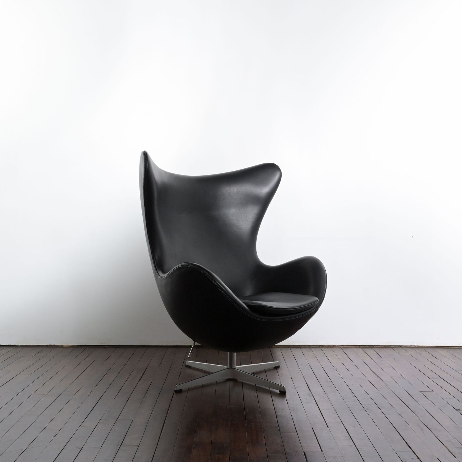 Egg Chair With 4 Star Based Polished Aluminium Base And Adjustable Tilt Mechanism Deigned By Arne Jacobsen photo for sale