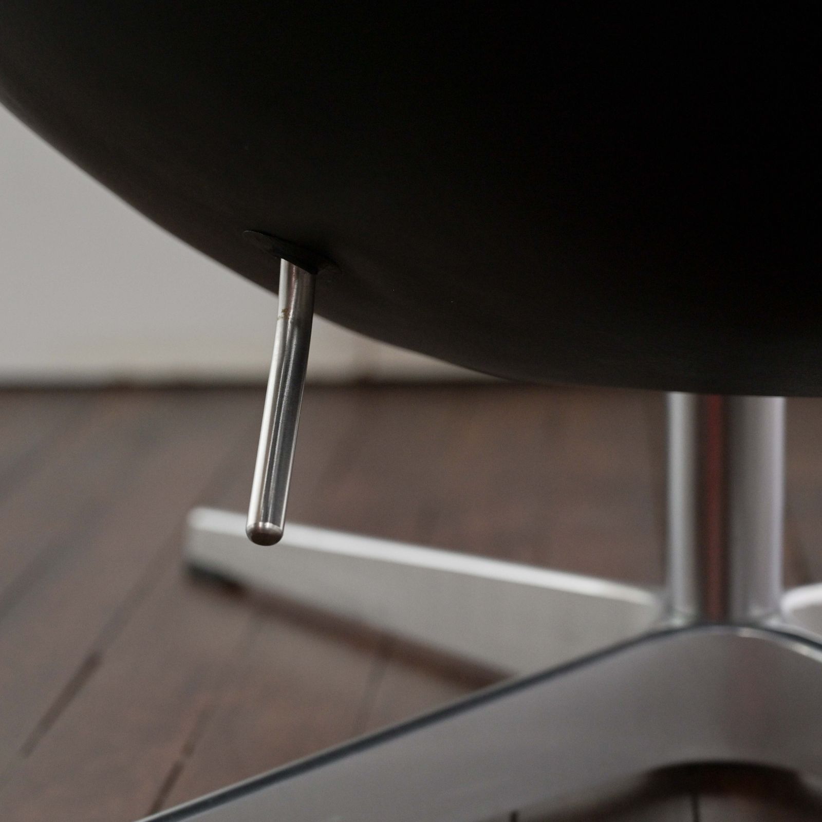 photo buy Egg Chair With 4 Star Based Polished Aluminium Base And Adjustable Tilt Mechanism Deigned By Arne Jacobsen