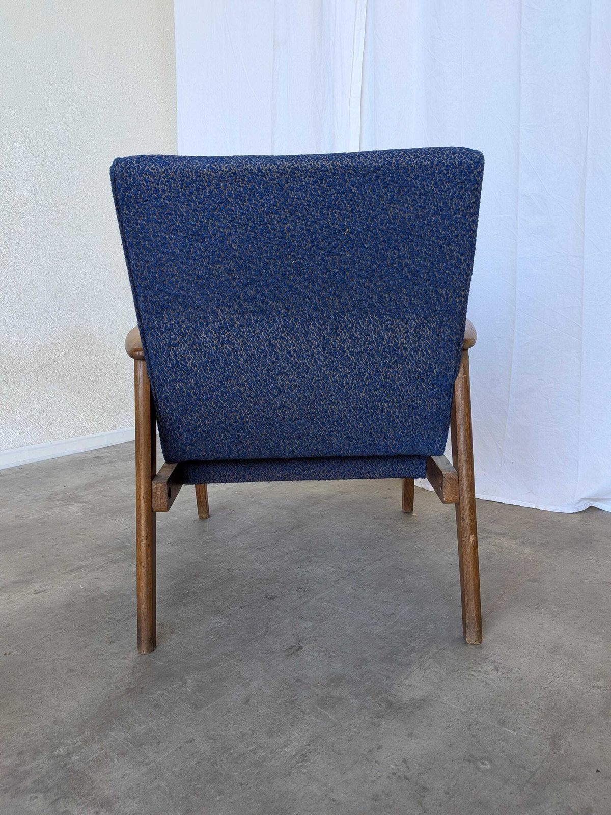 photo vintage Vintage Royal Blue Armchair: Mid Century Modern Lounge Chair