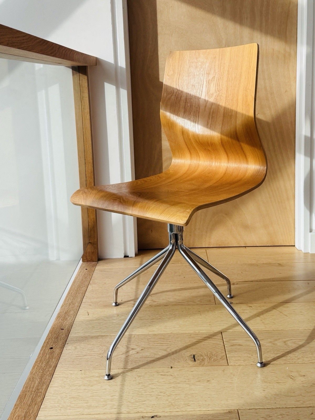 Mid Century Style Side Occasional Desk Swivel Chair Danish Scandi Retro photo Furniture