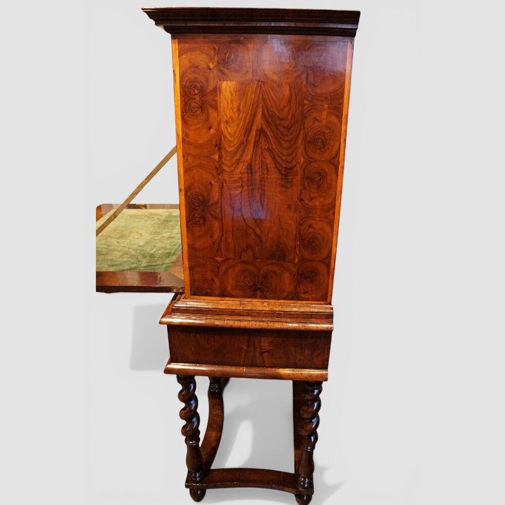 photo vinterior William & Mary Oyster Walnut Escritoire Circa 1680