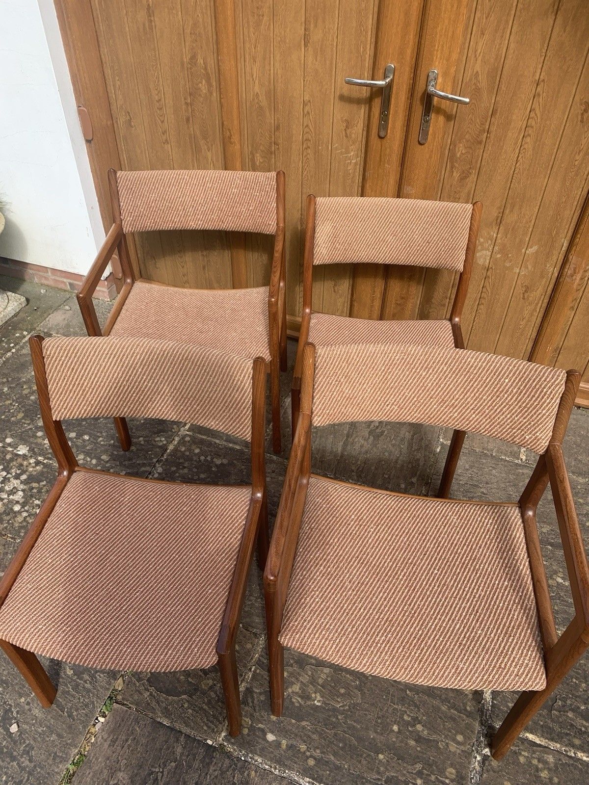 A Set Of Four Midcentury Chairs  Inc Two Carvers. photo vinterior