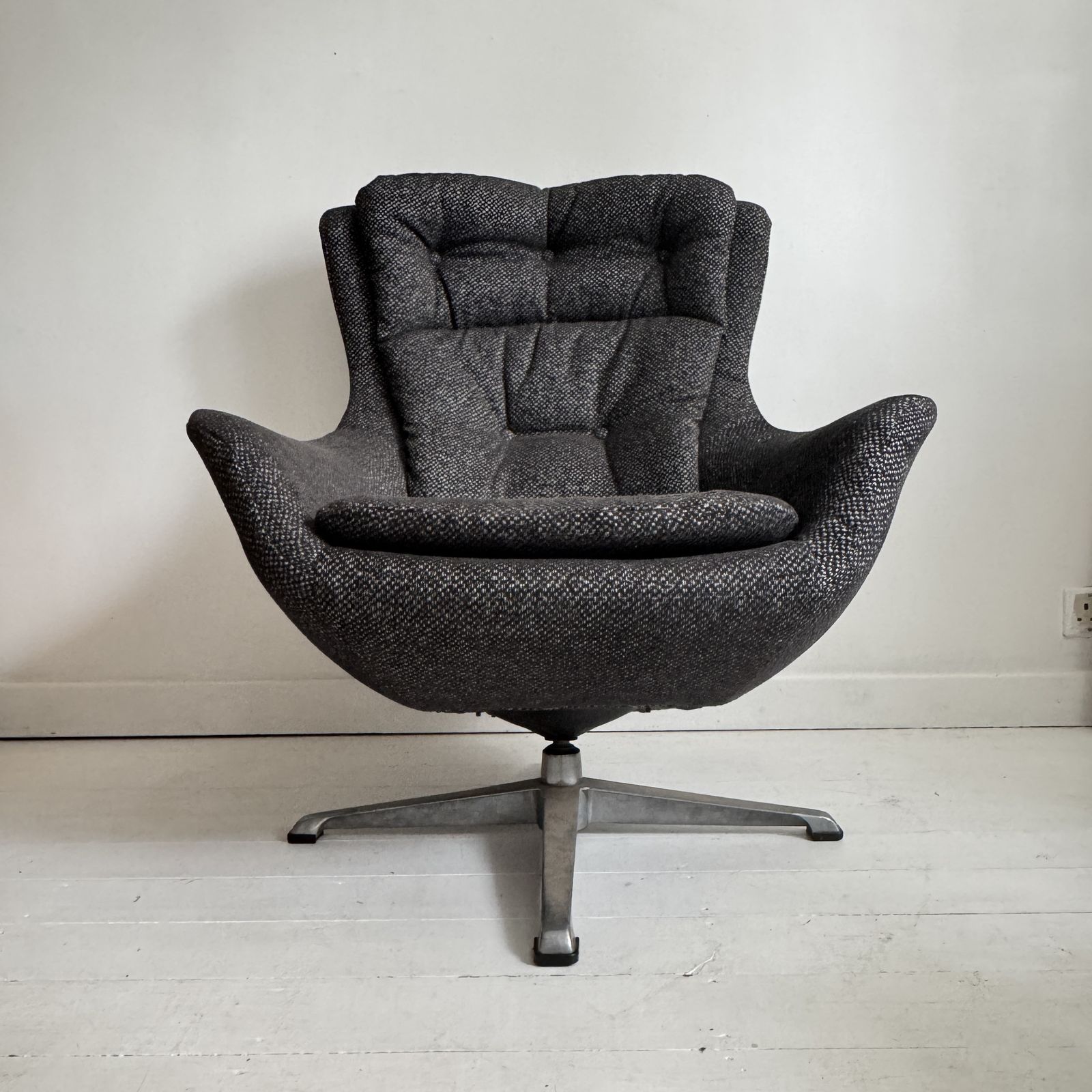Vono Grey Herringbone Wool Egg Chair, 60s Midcentury Modernist By Frank Wardle
