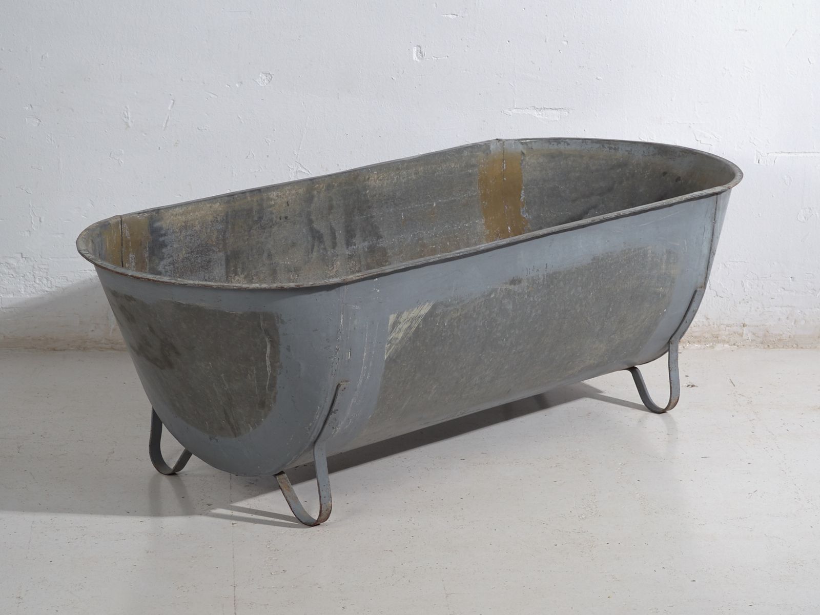 Antique Zinc Industrial Bathtub – Central Europe (Circa 1900) #4