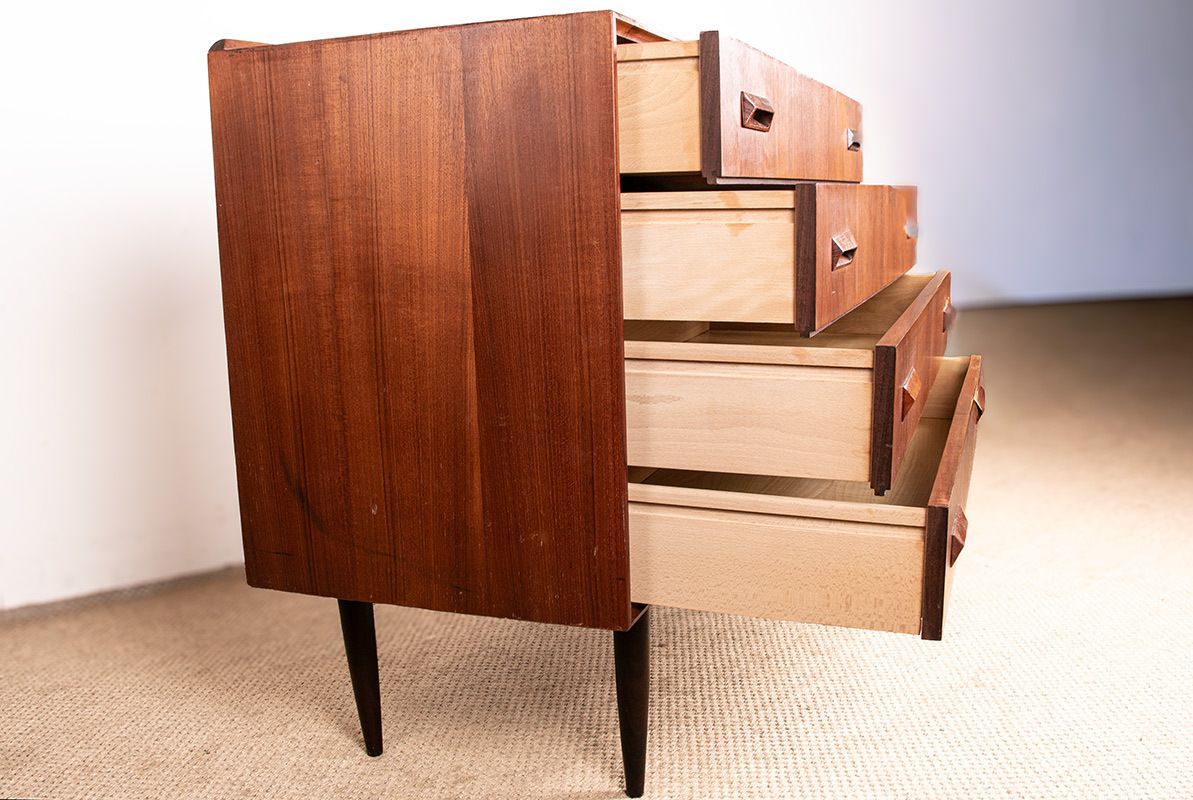 photo for sale Commode danoise en teck, 4 tiroirs, par Borge Mogensen pour Søborg Mobelfabrik.