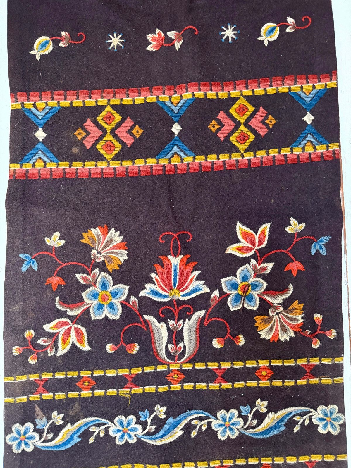 Skåne, Sweden. Antique 175cm / 68.9in Tapestry Wool Table Runner photo 155.0