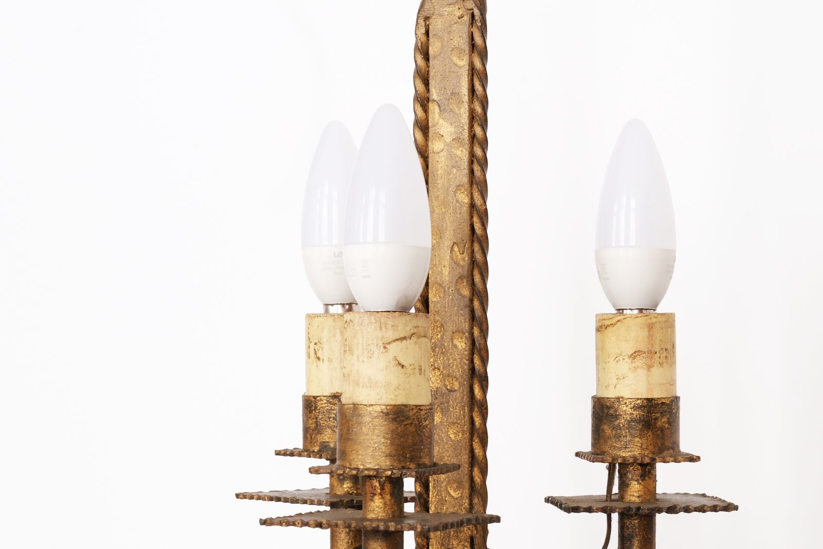 photo vinterior Mid 20th Century Pair Of Tripod Table Lamps In Golden Wrought Iron, Signed By Ferro Art