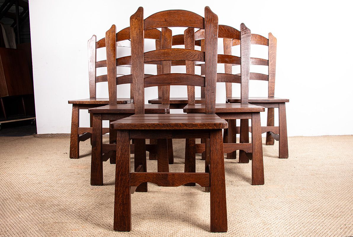 Ensemble de 6 grandes chaises brutalistes en chêne massif, années 1950, dans le style de René Gabriel.