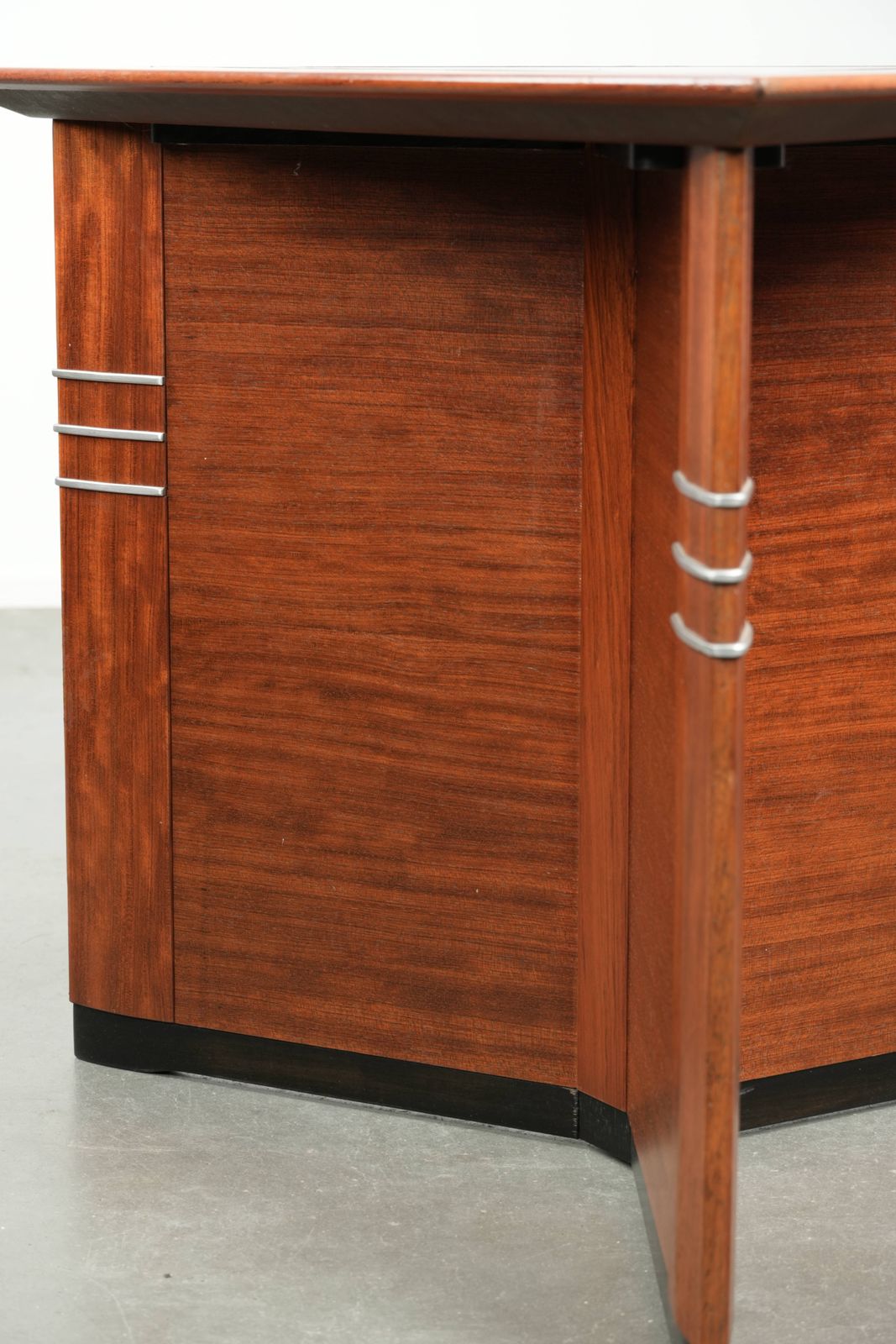 photo furniture Art Deco Bijzet /Salontafel In Driehoekige Vorm Van Schuitema, Uit De Decoforma Serie