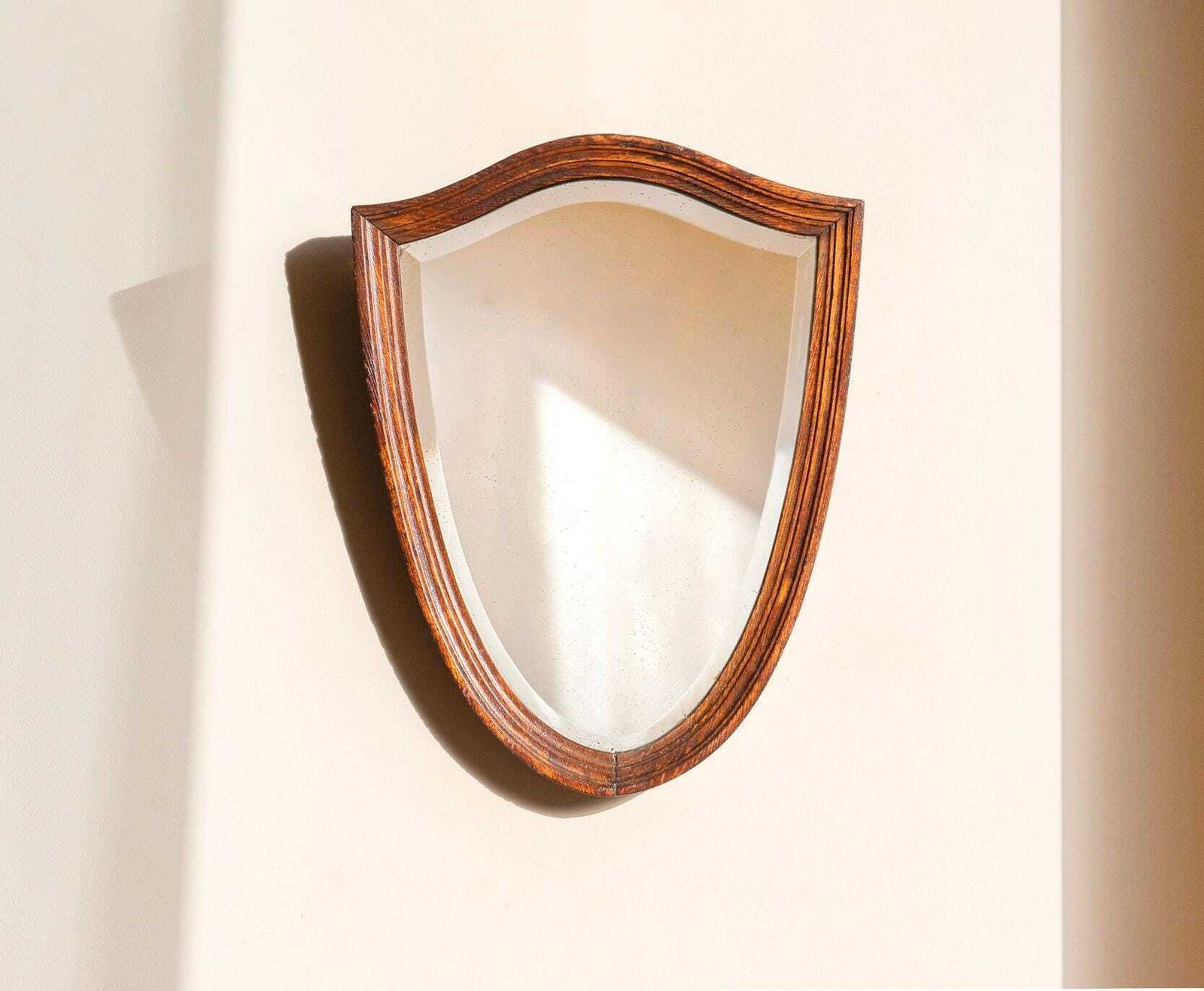 Antieke Schildvormige Spiegel | Massief Eikenhouten Lijst | Geslepen Glas | Rustieke Engelse Wanddecoratie