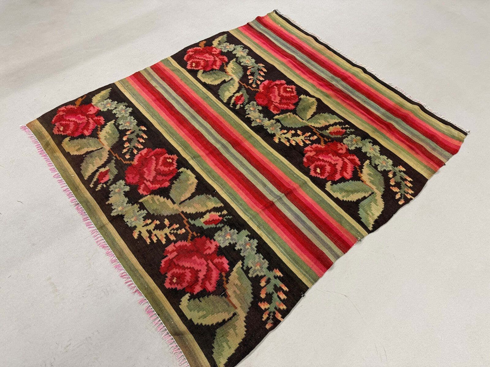 Moldovan Square Kilim Rug 146x130 Cm Vintage Kelim Wool Rug Medium 2520 photo for sale