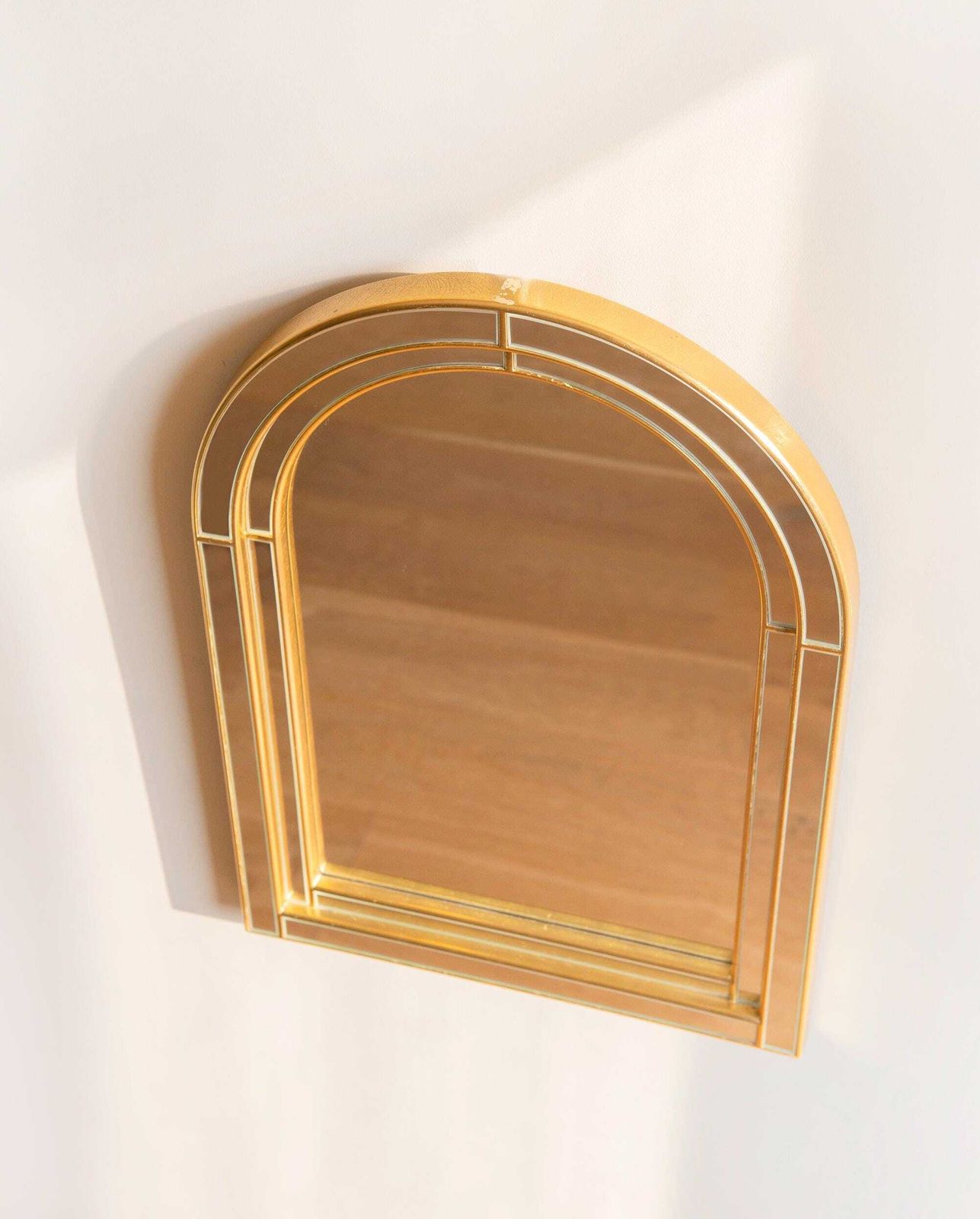 Vintage Deknudt Wandspiegel | Goudkleurige Boogvormige Spiegel | Mid Century Belgisch Design, Jaren 1970 photo Woonaccessoires