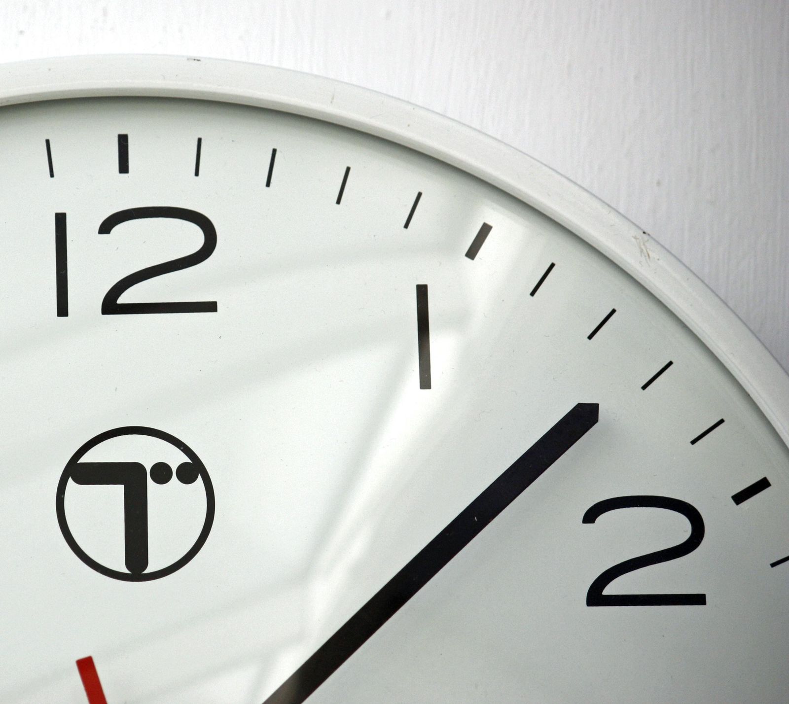 Vintage Bt Wall Clock   30cm Retro White Industrial Office Clock Clock Gift Off The Wall Clocks photo for sale