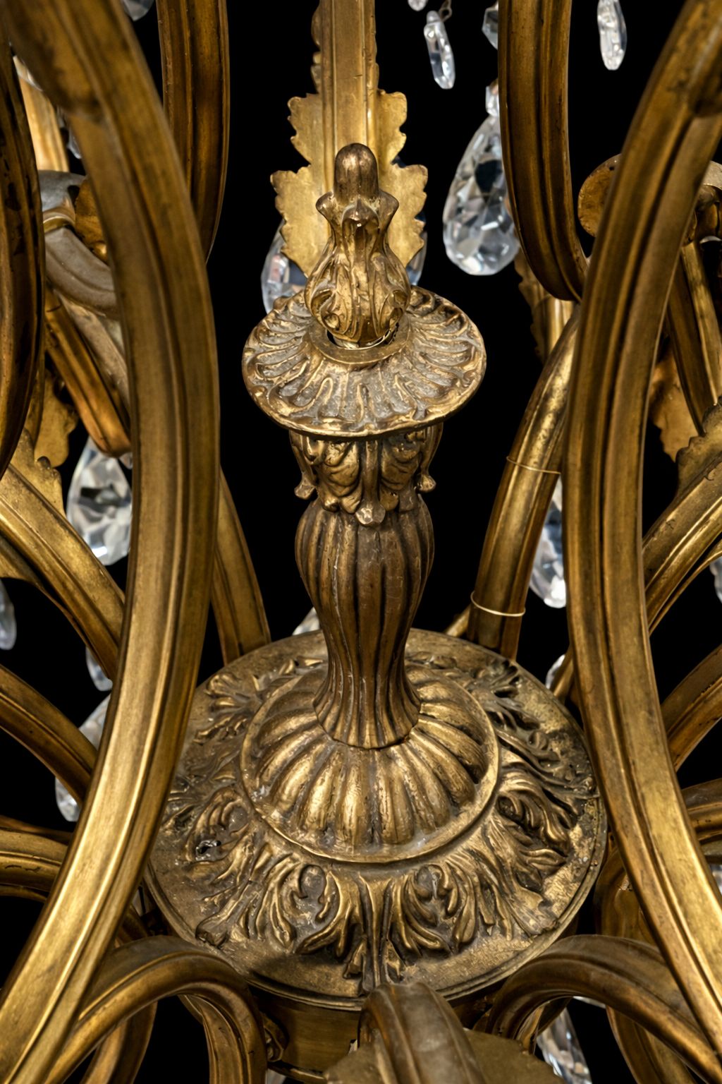 photo vintage Fine Antique Gilt Bronze Crystal 18 Light Chandelier, Circa 1920