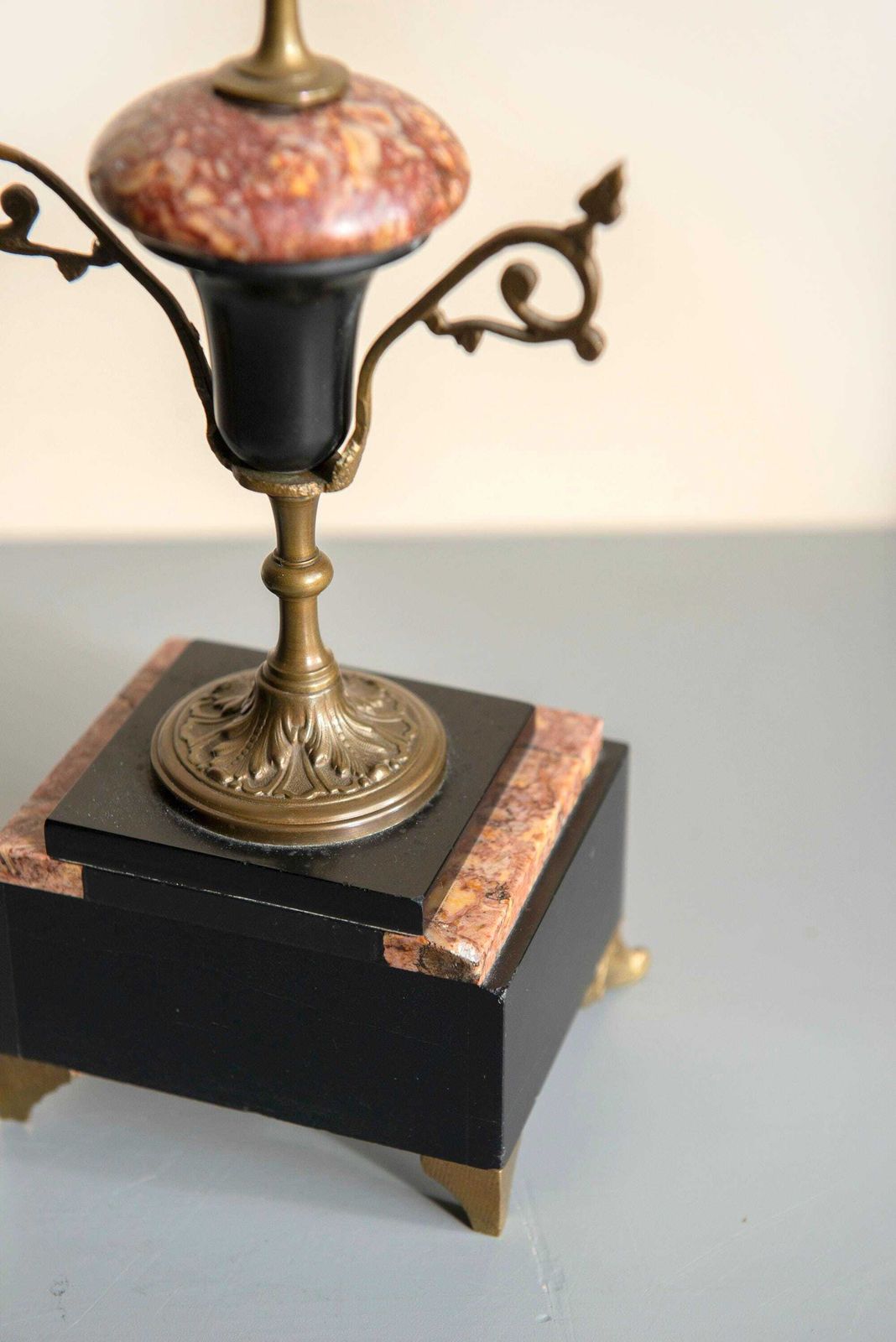 photo for sale Antieke Franse Marmeren En Messing Kandelaars   Napoleon III   Schoorsteendecoratie   Set Van Twee
